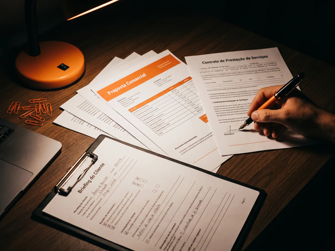 Proposta comercial, contrato sendo assinado e briefing do cliente